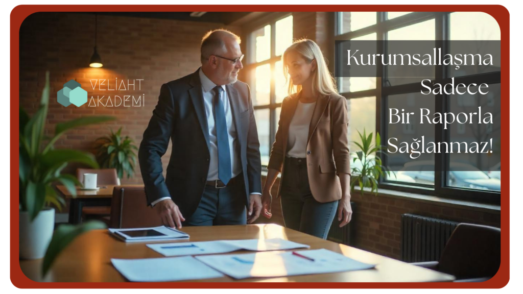 Aile Şirketleri Danışmanlığı: Ofiste bir masanın yanında konuşan iki profesyonel; görsel üzerinde “Kurumsallaşma sadece bir raporla sağlanmaz!” mesajı ve Veliaht Akademi logosu yer alıyor.